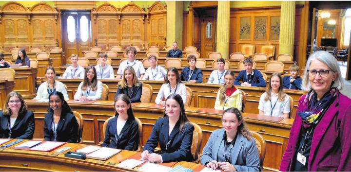 Grosser Moment im Nationalratssaal: Caroline Plattner mit den Schülerinnen und Schülern ihrer Klasse B3b vor dem Highlight der zweitägigen Exkursion. Bild: Thomas Stöckli