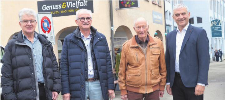 Das Egenterhaus geht an die Stiftung St. Martin. Darüber freuen sich, von links: André Stierli und Werner Keller vom Stiftungsrat, Verkäufer Dölf Egenter und Josef Villiger, Geschäftsführer St. Martin, vor dem markanten Bau an der Marktstrasse, unmittelbar neben dem Alterswohnheim am rechten Bildrand. Bild: Thomas Stöckli
