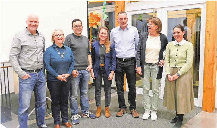 Die Gemeindeschreiberin, der aktuelle Gemeinderat und die neue Gemeinderätin, von links: Stefan Farrér, Shanti Wendel Diener, Michael Moosmann, Kim Heimgartner, Patrick Stutz, Susanne Giger und Corinne Gammeter. Bild: Stefan Treier