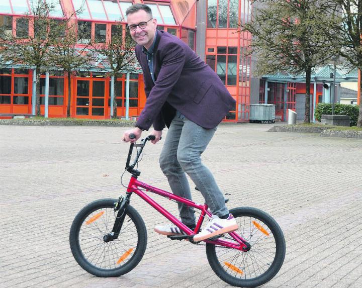 Im Einsatz für den Schulsport: Martin Schneider auf einem BMX-Velo. Für die BMX- und Mountainbike-Kurse kann man sich weiterhin anmelden. Bild: Archiv / Annemarie Keusch