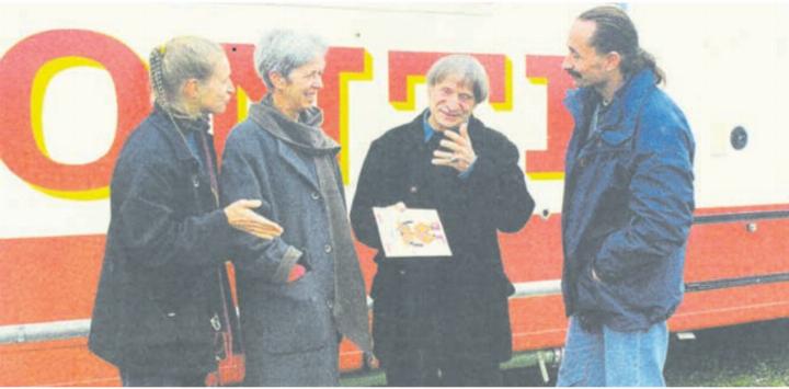 Ein Quartett, welches mit Blick auf die Saison 2001 recht zuversichtlich ist (von links): Regieassistentin Masha Dimitri, Hildegard Muntwyler; Regisseur Dimitri und Johannes Muntwyler. Bild: Archiv