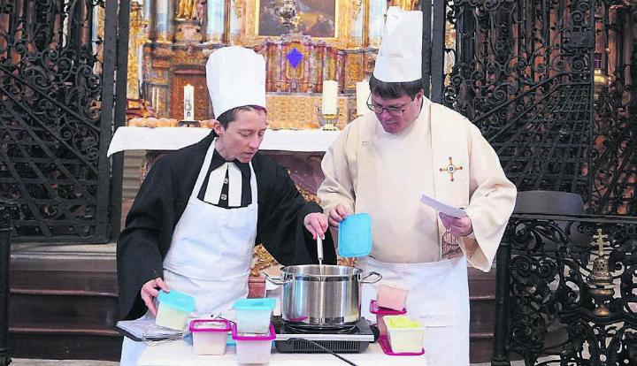 Erstmalig in der Klosterkirche: Corinne Dobler und Adrian Bolzern kochen das «Menü des Lebens». Bild: zg
