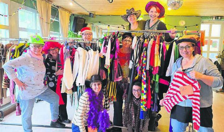 Man sieht es ihnen an, einem Teil des Teams vom Kostümkarussell: Sie alle haben ihre Freude an dem, was sie gerade zusammen erreicht haben. Bild: zg