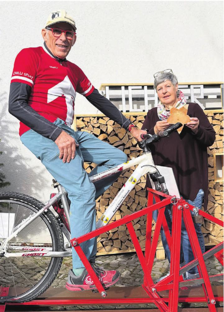 Hannes Rohrbach und Monika Hasler freuen sich auf zwei gemütliche, kreative und vielseitige Tage. Eines der Highlights am Bürgisserhus-Märt wird das Sägen von Holzsterne auf dem «Sägivelo» sein. Bild: Sabrina Salm Hannes Rohrbach und Monika Hasler freuen sich auf zwei gemütliche, kreative und vielseitige Tage. Eines der Highlights am Bürgisserhus-Märt wird das Sägen von Holzsterne auf dem «Sägivelo» sein. Bild: Sabrina Salm