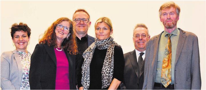 Das Präsidium des Einwohnerrates musste gleich vier Gemeinderäte verabschieden (von links): Vizepräsidentin Julia Frischknecht, Gemeinderätin Ariane Gregor, Ammann Arsène Perroud, Gemeinderätin Denise Strasser, Einwohnerratspräsident Marc Läuffer und Vizeammann Thomas Burkard. Bilder: Sabrina Salm