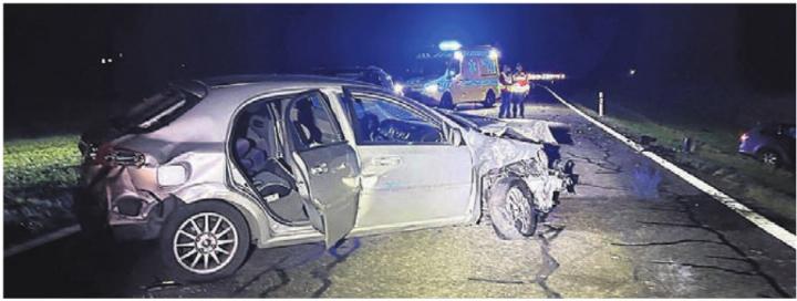 Der Daewoo blieb stark beschädigt auf der Fahrbahn stehen. Bild: pz