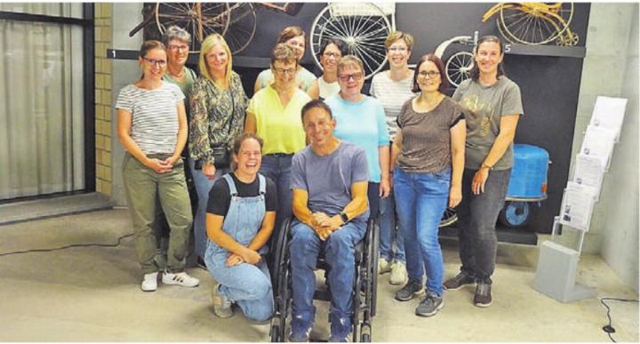 Die Mitglieder der Oberfreiämter Buurechuchi mit dem Rundgangbegleiter. Bild: zg