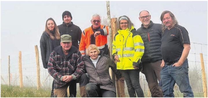 Gruppenbild der Freiwilligen, die oberhalb von Boswil Hecken pflanzten. Bild: zg