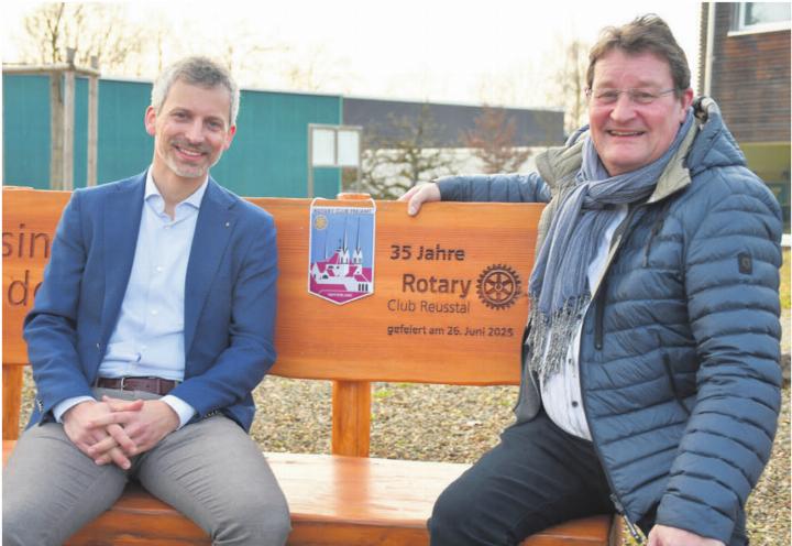 Der richtige Platz für zwei Präsidenten, die Holzbank zum 35-Jahr-Jubiläum des Rotary Clubs Reusstal im Kanti-Areal: Matthias Angst (links, Rotary Club Reusstal) und Max Knoblauch (Rotary Club Freiamt). Bild: Daniel Marti