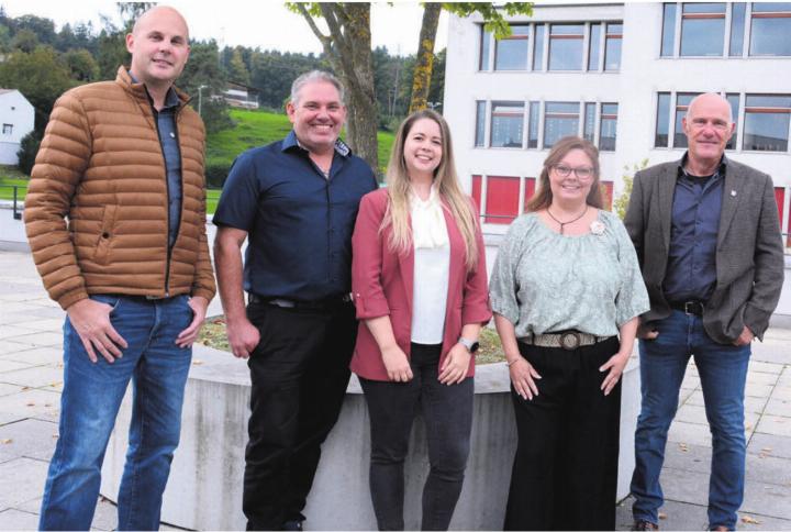 Sie bilden in den nächsten vier Jahren den neuen Niederwiler Gemeinderat (von links): Manuel Stoop, Lukas Vock, Nina Haas, Vizeammann Martina Balmer und Ammann Norbert Ender. Bild: Chregi Hansen