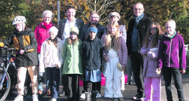 Sie freuen sich über die neue Pumptrackanlage zusammen mit den Kindern, welche die Anlage benutzen werden: (v. l.) Carolin Meyer und Roger Angst von der Raiffeisenbank Zufikon, Stadtrat Daniel Sommerhalder, Patricia Egloff von der Abteilung Bau und Schulleiter Guido Wirth. Bild: Vincenz Brunner