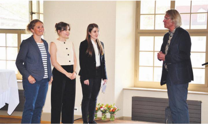 Projektleiter Peter Fischer (rechts) bedankt sich beim Forschungsteam, von links: Nadia Häfner, Kristina Pfister und Katja Häckel.