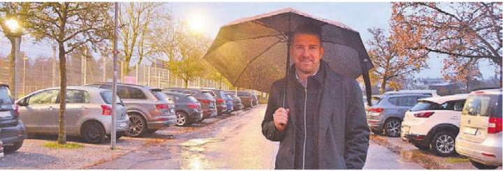 Michael Stadelmann beim Parkplatz Brühl, der oft besetzt ist. Bild: ake