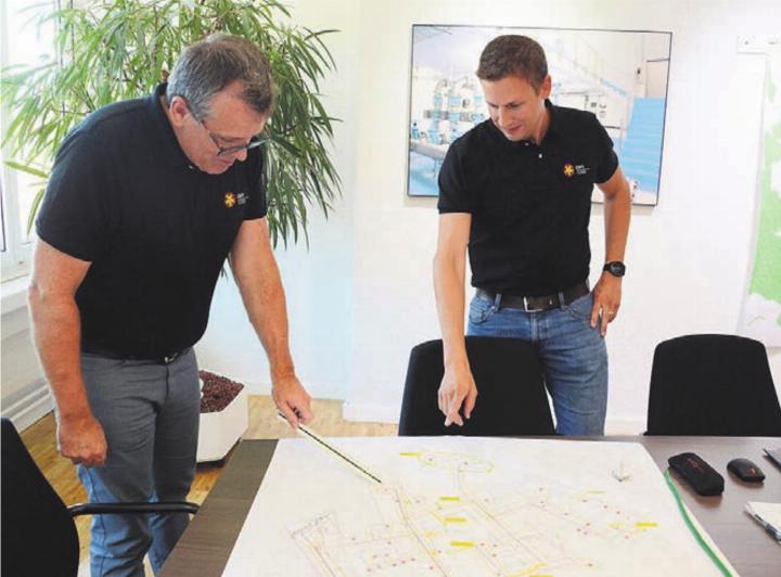 Geschäftsführer Martin Hössli (links) und Projektleiter Jonas Moos mit den Plänen des Verteilnetzes, das immer mehr konkretisiert wird. Bilder: chh