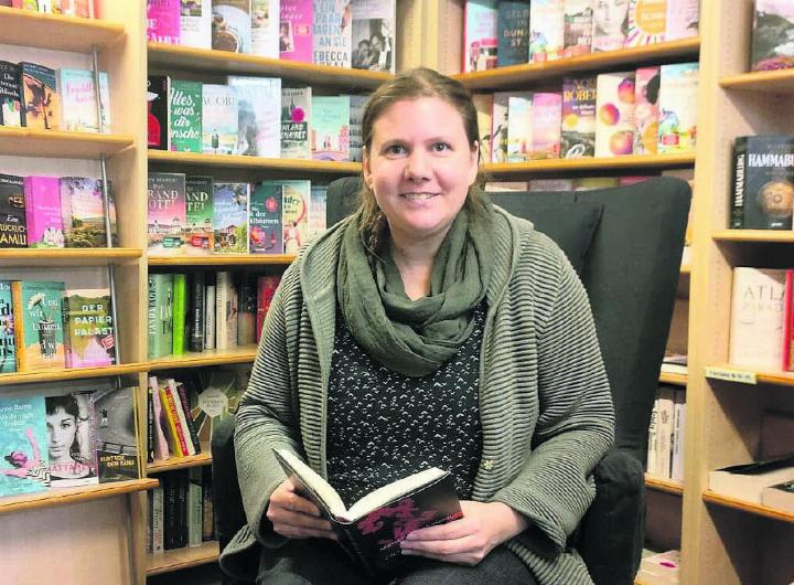 Sandra Furrer umgeben von Büchern. Hier fühlt sie sich wohl. Der Abschied von ihrem Laden fällt nicht leicht. Bild: Marco Huwyler