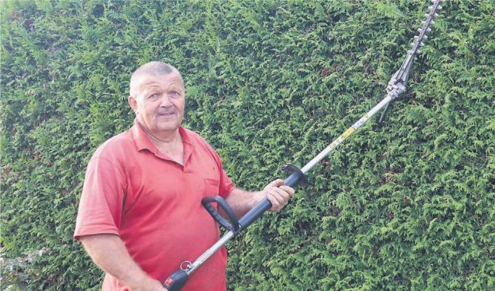 Draussen in der Gemeinde tätig sein wie hier beim herbstlichen Heckenschneiden: Das sind die Arbeiten, die Gemeindearbeiter Kurt Käslin seit Jahren gerne macht. Bilder: vaw/zg
