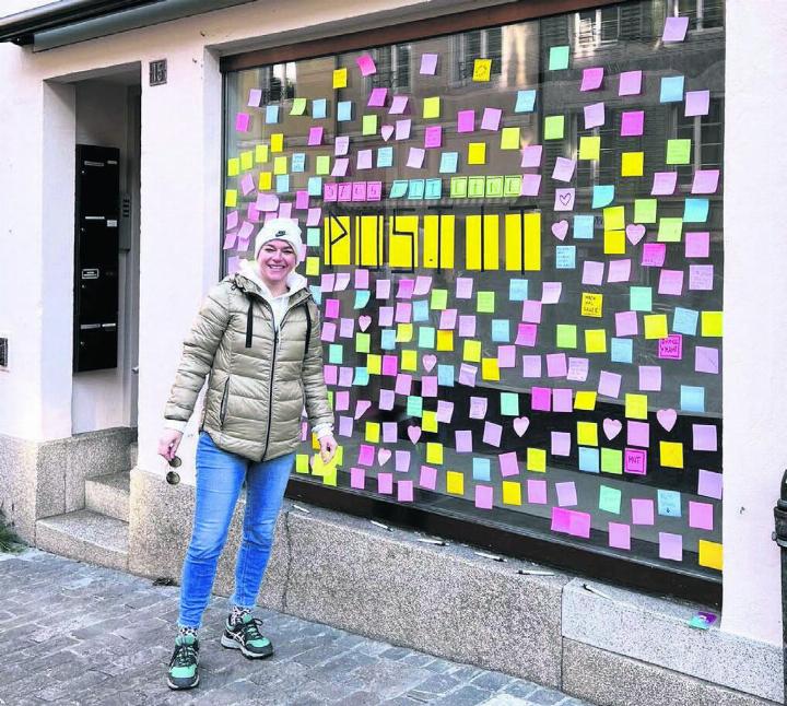 Nina Zuffellato vor einem der beiden Post-it-behangenen Schaufenster in der Bremgarter Altstadt. Das Ladenlokal des ehemaligen Städtli-Märts stand zuvor monatelang leer. Nun wurde es unverhofft für einige Wochen zu einem Altstadt-Hotspot. Bild: zg