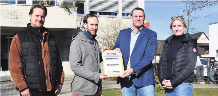 Der Vorstand des Vereins Schöner Wohlen übergibt seine Petition (v. I.): Simon Dietrich, Daniel Baumann, Gemeindeammann Roland Vogt und Simone Cavelty. Es fehlt Präsident Philipp Simka. Bild: Monica Rast Der Vorstand des Vereins Schöner Wohlen übergibt seine Petition (v. I.): Simon Dietrich, Daniel Baumann, Gemeindeammann Roland Vogt und Simone Cavelty. Es fehlt Präsident Philipp Simka. Bild: Monica Rast