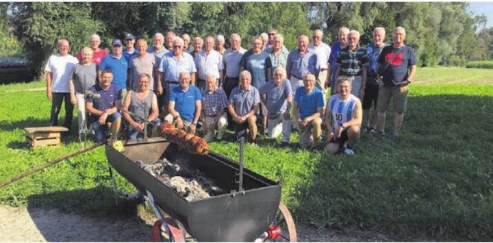 Gruppenbild der Männerturner – natürlich samt Spiessbraten. Bild: zg