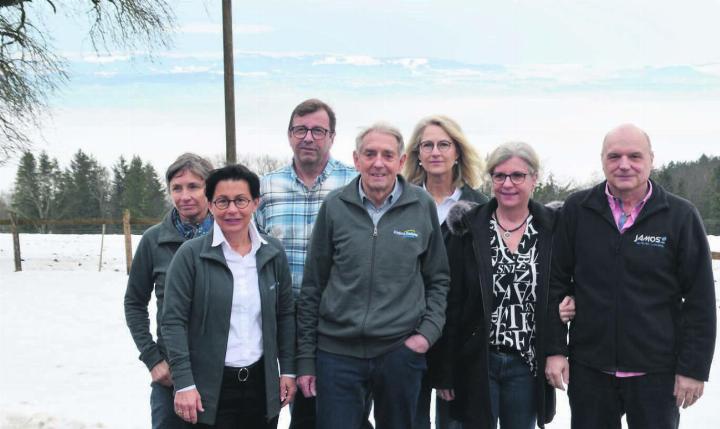 Die Hauptinvolvierten der neuen Website von Erlebnis Freiamt, von links: Margrit Konrad (Geschäftsstelle), Yvonne Notter, Werner Hirter, Fredy Zobrist und Karin Renner mit Jacqueline und René Maurer von der Agentur Jamos bei der Präsentation auf dem Horben. Bild: Thomas Stöckli