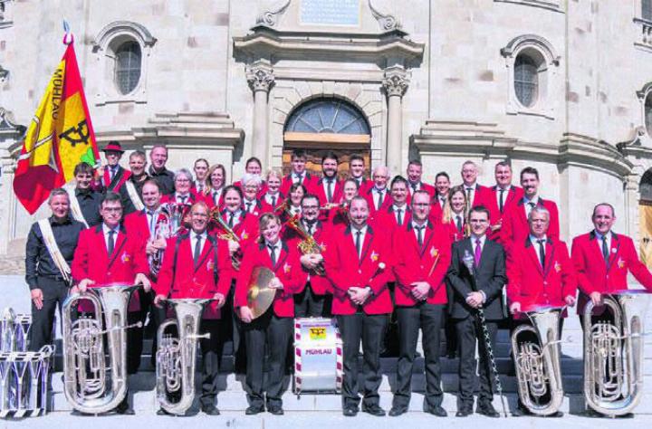 Gruppenfoto vor dem Kloster in Einsiedeln: die «Musig» Mühlau. Bild: zg