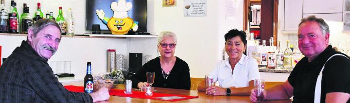 Jacky Brumann, weisse Bluse, und Rolf Kopf, rechts, nehmen sich die Zeit, mit ihren Gästen zu plaudern. Dieser vertraute und freundschaftliche Umgang wird ihnen künftig fehlen. Bild: Verena Anna Wigger