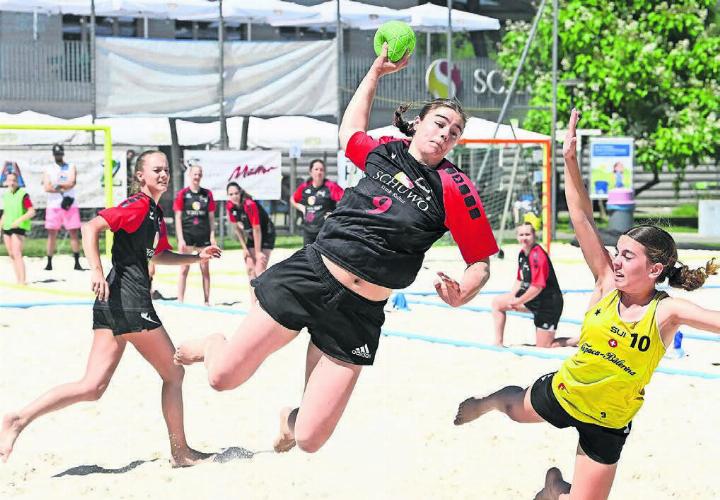 Die Schweizer Nationalspielerin Nora Snedkerud beim Abschluss. Links ihre Schwester Larissa. Die beiden Freiämterinnen ergatterten sich die Vize-Meister-Titel mit dem Wohler Team «Beach Turtles».