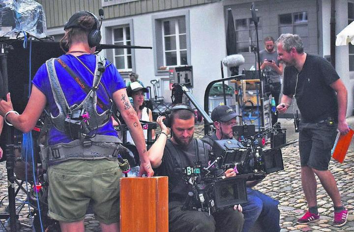 An die vierzig Leute umfasste die Filmcrew, die in Bremgarten vor Ort war. Hinten in der Mitte (mit weissem Baseballcap) Regisseurin Natascha Beller. Bilder: Erika Obrist