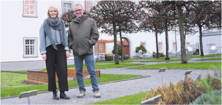 Nicole Laubacher und Christoph Zurfluh im Höfligarten der Pflegi. Hier werden die Heilkräuter ein Thema und auch interaktiv erlebbar sein. Bild: Annemarie Keusch Nicole Laubacher und Christoph Zurfluh im Höfligarten der Pflegi. Hier werden die Heilkräuter ein Thema und auch interaktiv erlebbar sein. Bild: Annemarie Keusch
