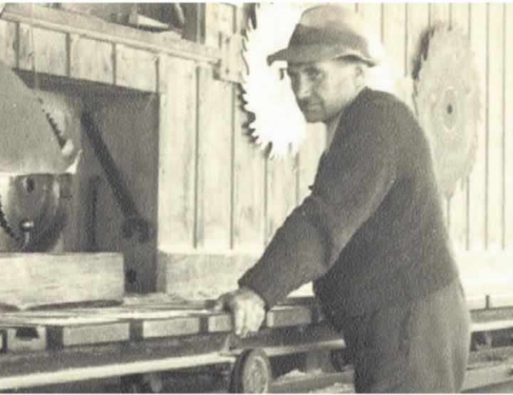 Firmengründer Josef Koch-Koch bei der Arbeit. Die Aufnahme stammt aus dem Jahr 1943, damals war er 50-jährig.