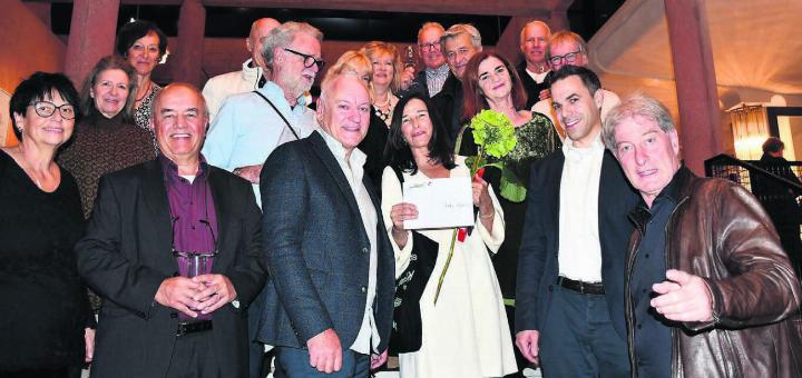 Eine grosse Delegation aus Sarmenstorf feierte ihre Lilo Baur ausgiebig. Auch Gemeindeammann Mäni Baur (links neben der Preisträgerin) und Kultur-Experte Hans Melliger (ganz rechts) waren in Zug präsent. Bild: Daniel Marti