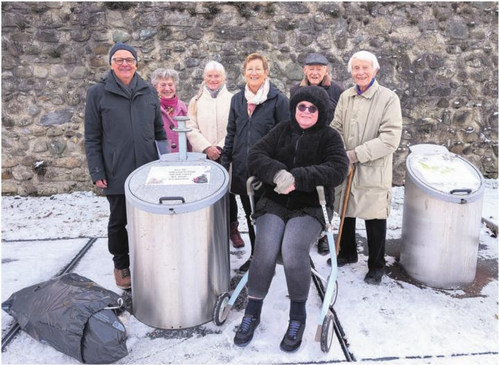 Sind froh, dass der wöchentliche Gang zum Unterflurcontainer in Zukunft entfällt: Die kämpferische Anwohnergruppe um Reto Jäger, Kathrin Schäpper, Maria König, Franziska Schmid, Rea Raselli, Georg Grendelmeier und Serge Polana (von links). Bild: Marco Huwyler Sind froh, dass der wöchentliche Gang zum Unterflurcontainer in Zukunft entfällt: Die kämpferische Anwohnergruppe um Reto Jäger, Kathrin Schäpper, Maria König, Franziska Schmid, Rea Raselli, Georg Grendelmeier und Serge Polana (von links). Bild: Marco Huwyler