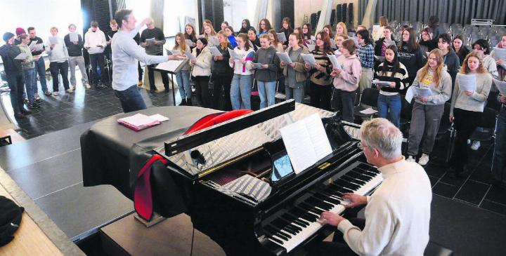 Die beiden Musik- und Gesangslehrer Walter Siegel und Beat Wälti (am Klavier) proben derzeit intensiv mit dem Chor der Kanti für das Austauschprojekt. Bild: Chregi Hansen