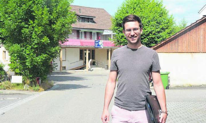 Oliver Leu steht auf der Bergstrasse. Hier wird das Dorffest steigen. Bild: ake