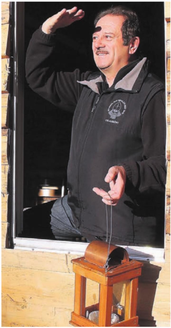 Ein typisches Bild: Röfe Wüst als Chlausvater im Einsatz. Bild: Archiv