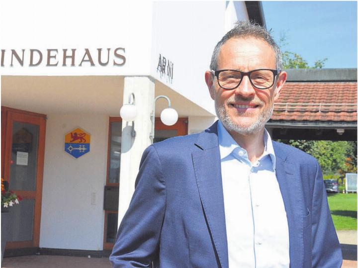 André Huber vor dem Gemeindehaus in Arni. Er ist als zuständiger Gemeinderat Teil der Alterskommission. Bild: Annemarie Keusch
