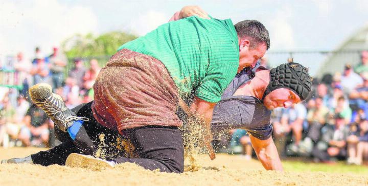 Unaufhaltsam. Joel Strebel (oben) bodigt Curdin Orlik im Schlussgang. Es ist die fünfte Bestnote in Serie für den Freiämter an der Fête Romande. Bild: David Waser