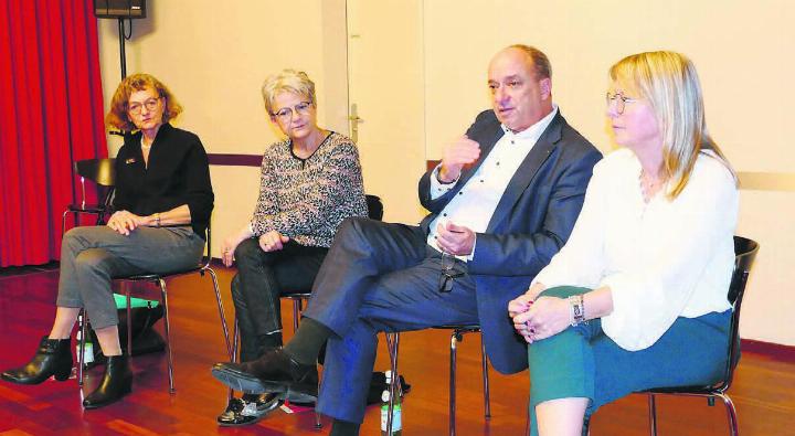 Sie gaben bereitwillig Auskunft aus ihrem Politalltag (von links): Grossrätin Edith Saner, Nationalrätin Maya Bally, Landammann Markus Dieth und Grossrätin Karin Koch Wick. Bild: Stefan Treier