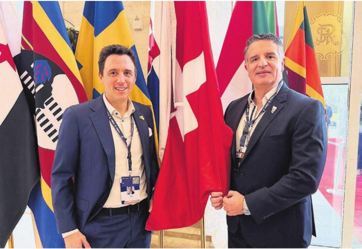 Pascal Jenny (links) mit Alexander Konstantinidis, Mitglied im SHV-Zentralvorstand mit Zuständigkeit «Internationales». «Alexander Konstantinidis war unser Wahlhelfer und hat den Job super gemacht», sagt Jenny. Konstantinidis ist übrigens Mitglied beim TV Muri und lebt im Aargau. Bild: pd