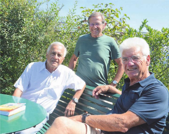 Sie geniessen die letzten entspannten Tage im heimischen Garten. In einer Woche starten Marcel Lüthi, Kurt Meier und Thuri Fischer (von links) zu ihrem besonderen Abenteuer. Bilder: Chregi Hansen / zg