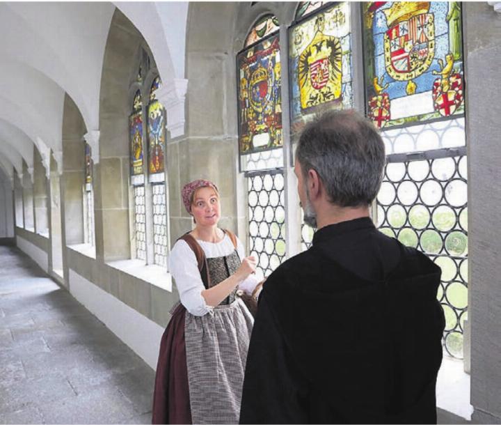 Pater Othmar und seine Cousine Josefine nehmen das Publikum mit auf eine Reise im Kloster Muri. Bild: zg