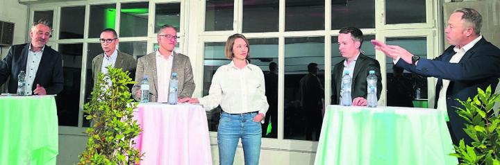 Intensive Diskussionen (v. l.): Stephan Dietrich, Markus Dietschi, Gesprächsleiter Fabian Hägler, Christina Bachmann-Roth, Adrian Schoop und Philipp Gut. Bild: Walter Minder