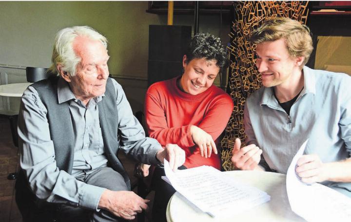 Arbeiten intensiv an den Details: Der routinierte Schauspieler Werner Bodinek (links) setzt in seinem neuen Stück auf die Unterstützung der jungen Wohler Kulturschaffenden Julia Frischknecht und Jonas Arnet. Letzterer gibt damit sein Debüt als Regisseur.