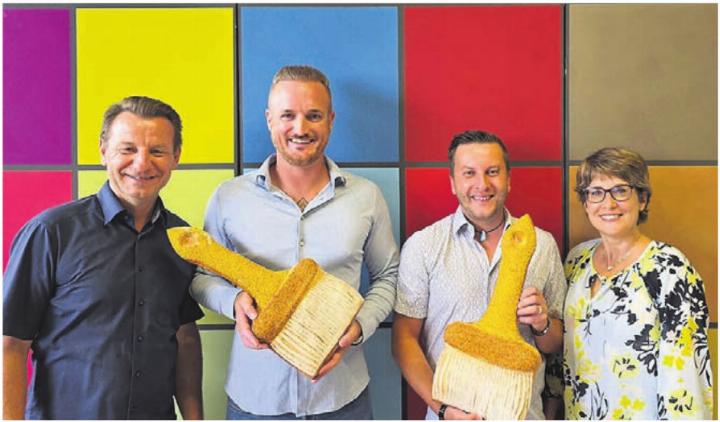 Die neuen und die bisherigen Besitzer der Maler Mäder AG, von links: Herbert Mäder, Michel Zaugg, Bent Nielsen, Cindy Mäder. Bild: zg