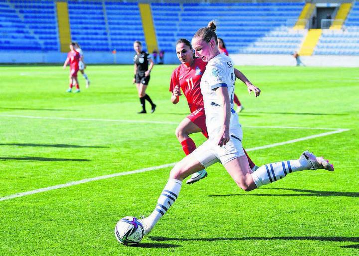 Nationalspielerin, Schweizer Meisterin und Cupsiegerin sowie bald in der Bundesliga im Einsatz: Julia Stierli (rechts). Bild: Freshfocus