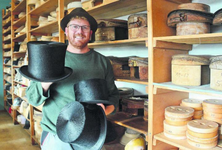 Die Fertigung von Zylindern gehört zwar nicht zum Alltag des Hägglinger Unternehmens, aber pro Jahr sind es doch rund 250 Stück, wie Hutmacher Julian Huber berichtet. Bild: Chregi Hansen