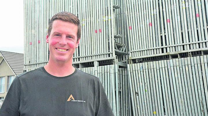 Matthias Arnold vor ganz vielen Gerüstbau-Elementen. Bild: ake