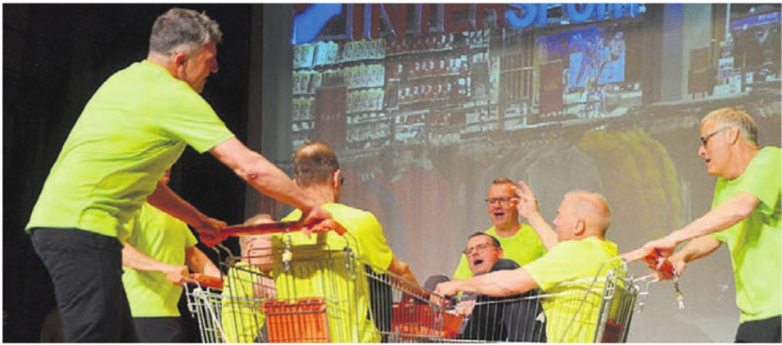 In einem kreativ-energiegeladenen Auftritt liessen die Männerriegler am Turnerabend vom 28. März in Aristau die Einkaufswagen wirbeln. Archivbild: tst