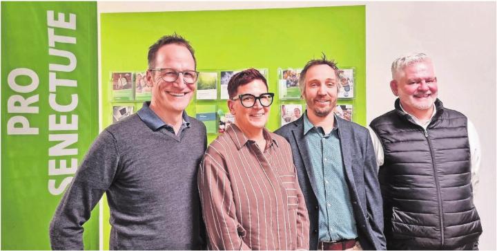 Sie dürfen sich über die gelungene Eröffnung freuen, von links: Christian Widmer, Vermieter der Liegenschaft an der Zürcherstrasse 12, Sandra Menzi, Stellenleiterin Muri, Hans-Peter Budmiger, Stiftungsratspräsident und Gemeindepräsident von Muri, und Markus Schumacher, Verantwortlicher für die Beratungsstellen bei der Pro Senectute Aargau.
Bild: Verena Anna Wigger