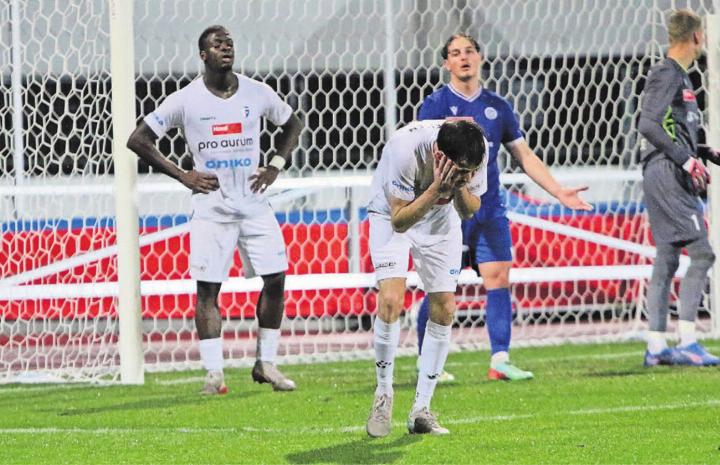 Ein Bild, das für die komplette Situation des FC Wohlen steht. Noah Jappert (Mitte) hadert mit sich, nachdem er nur die Latte getroffen hat. Auch Dramane Sissoko (links) steht die Enttäuschung ins Gesicht geschrieben.
Bilder: Josip Lasic